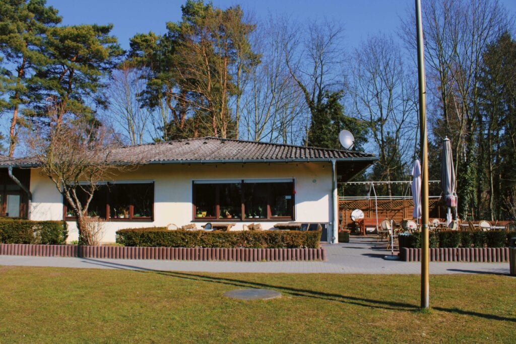 Vereinsheim mit Casino-Terrasse auf dem Vereinsgelände