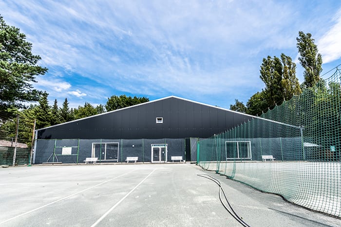 Tennisanlage im Winterschlaf