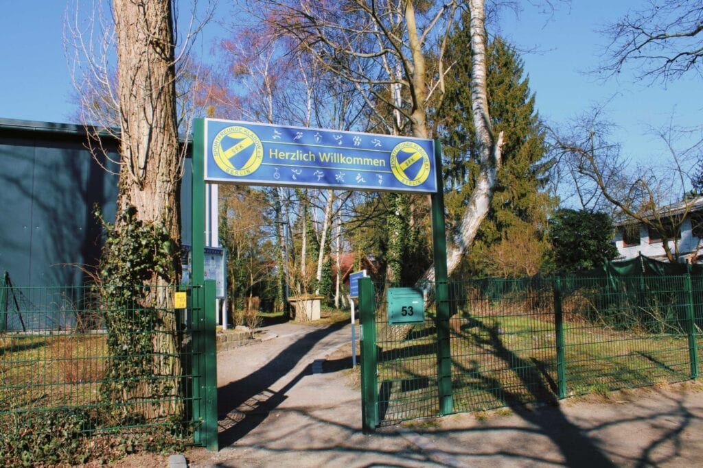 Eingang zum Vereinsgelände der Sportfreunde Kladow mit Willkommensschild