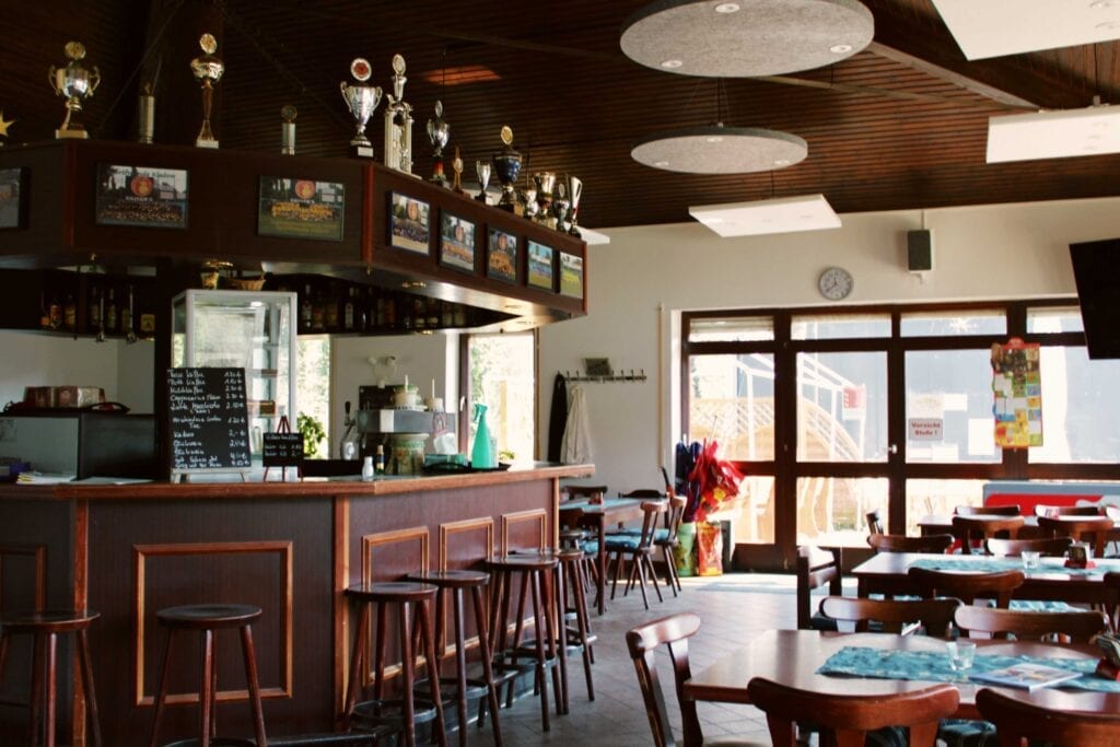 Innenansicht des Vereinscasinos mit Bar